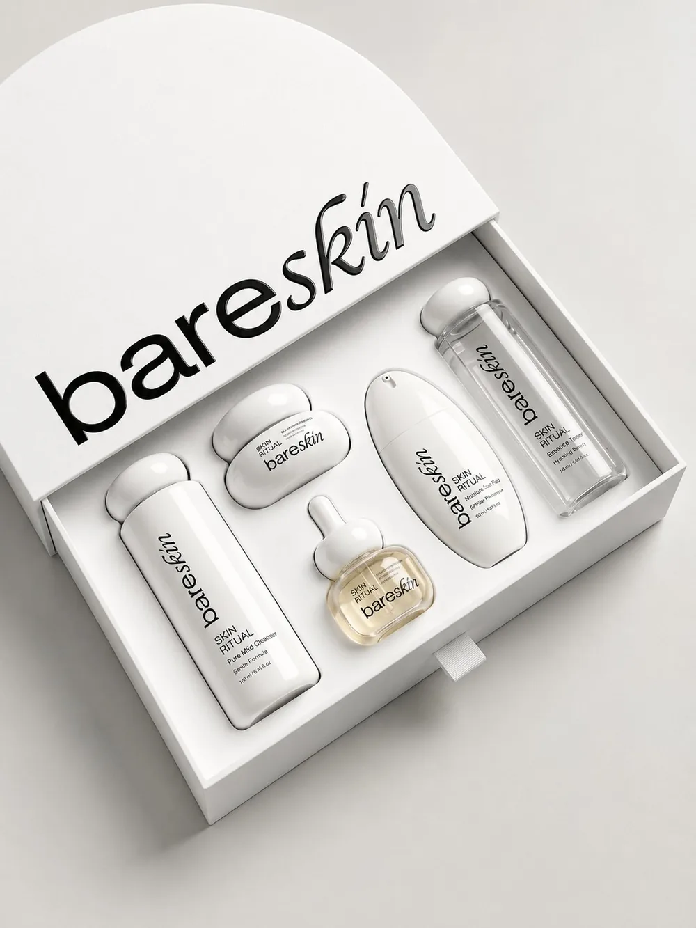 Estuche tipo cajón blanco con set de skincare y logotipo en relieve