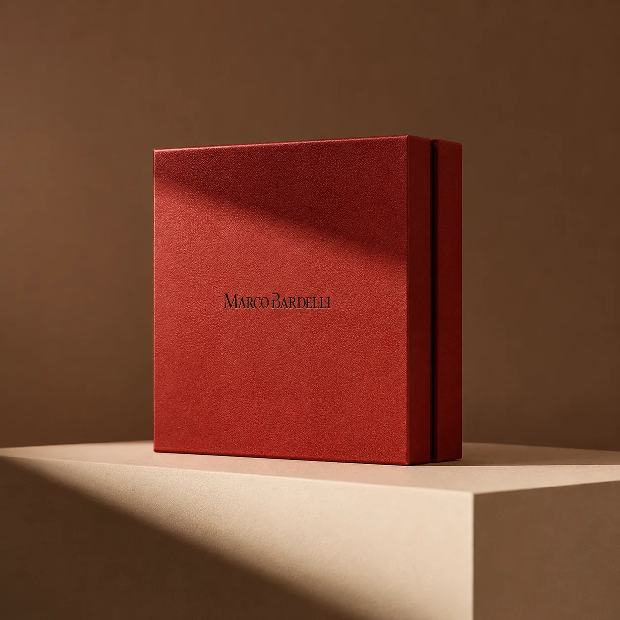 Caja rígida forrada en rojo con tapa de imán