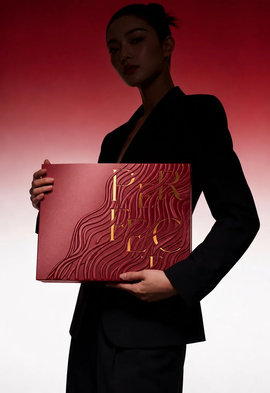 Caja de lujo a la medida Artesia, edición Perfect en rojo con relieve y foil dorado